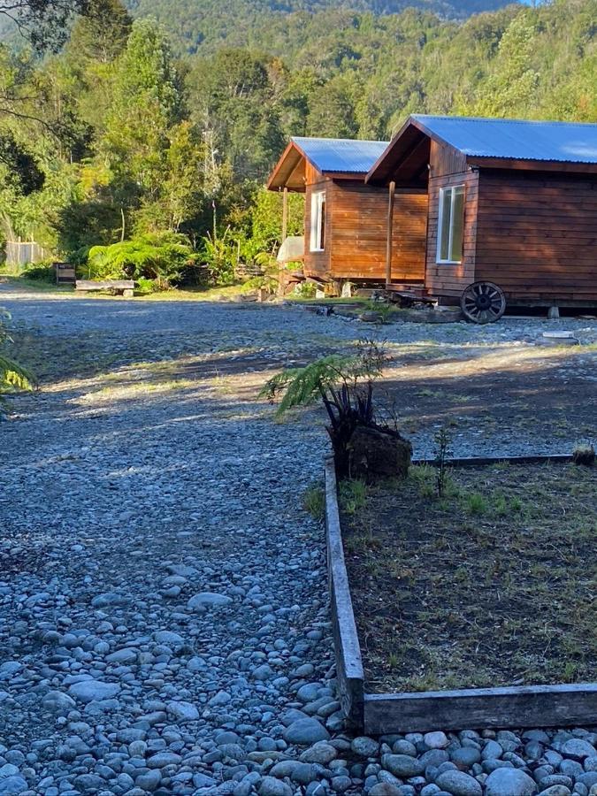 Cabanas & Tinajas Entre Volcanes Hornopiren Exterior photo